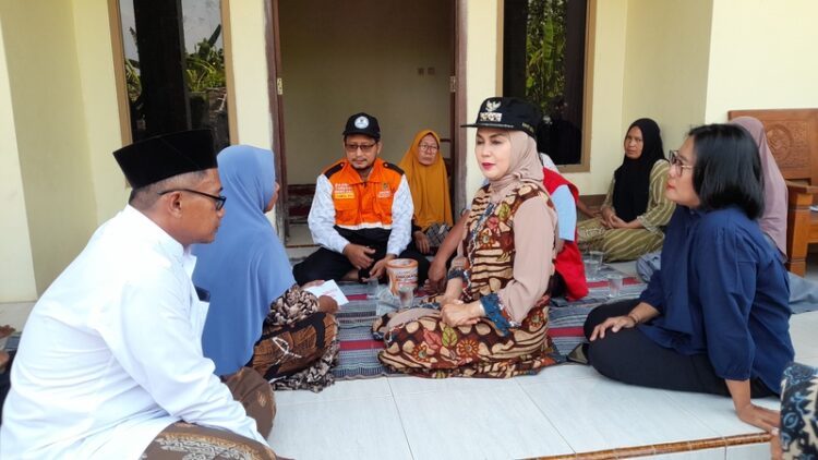 Bupati Kendal, Dyah Kartika Permanasari menyalurkan sejumlah bantuan kepada dua korban kebakaran di Desa Bulak Rowosari, Sabtu (11/4). Foto : Anik Kustiani/Lingkar