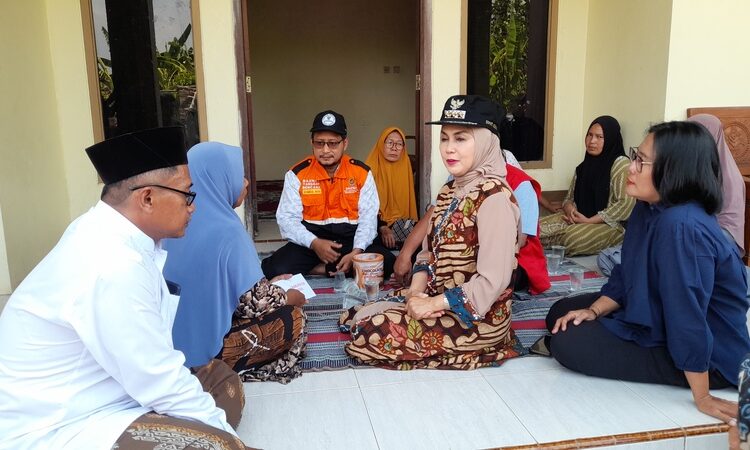 2 Rumah di Desa Bulak Ludes Terbakar, Bupati Kendal Gerak Cepat Salurkan Bantuan ke Korban 25 Bupati Kendal, Dyah Kartika Permanasari menyalurkan sejumlah bantuan kepada dua korban kebakaran di Desa Bulak Rowosari, Sabtu (11/4). Foto : Anik Kustiani/Lingkar