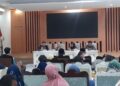 Bupati Kendal Dyah Kartika Permanasari menemui warga Nolokerto di gedung Abdi Praja Setda Kendal, Kamis (23/4). Foto : Anik Kustiani / Lingkar