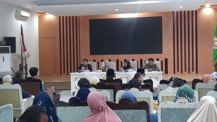 Bupati Kendal Dyah Kartika Permanasari menemui warga Nolokerto di gedung Abdi Praja Setda Kendal, Kamis (23/4). Foto : Anik Kustiani / Lingkar