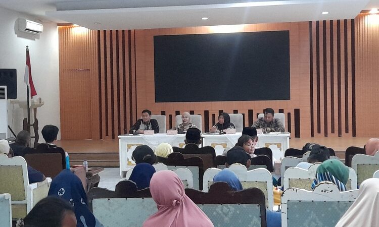 Soal Penonaktifan Kades Nolokerto, Bupati Kendal Sebut Tunggu Putusan APH 25 Bupati Kendal Dyah Kartika Permanasari menemui warga Nolokerto di gedung Abdi Praja Setda Kendal, Kamis (23/4). Foto : Anik Kustiani / Lingkar