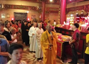 Ratusan umat menghadiri perayaan Yang Suci Kwan Se Im Po Sat di Klenteng Kebon Jeruk, Kota Semarang pada, Minggu (5/5). Foto : Syahril Muadz/ Lingkar