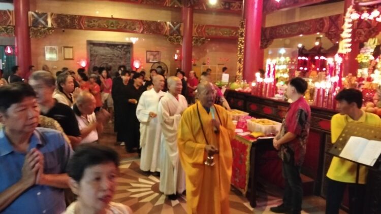 Ratusan Umat Tri Dharma di Semarang Gelar Doa Bersama, Harapkan Perdamaian Dunia 25 Ratusan umat menghadiri perayaan Yang Suci Kwan Se Im Po Sat di Klenteng Kebon Jeruk, Kota Semarang pada, Minggu (5/5). Foto : Syahril Muadz/ Lingkar