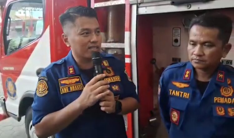 Sekretaris Damkar Kota Semarang Ade Bhakti saat diwawancarai awak media perihal prank laporan kebakaran beberapa waktu lalu. Foto : Syahril/Lingkar