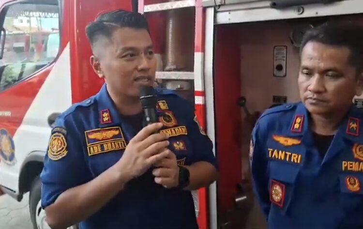 Sekretaris Damkar Kota Semarang Ade Bhakti saat diwawancarai awak media perihal prank laporan kebakaran beberapa waktu lalu. Foto : Syahril/Lingkar