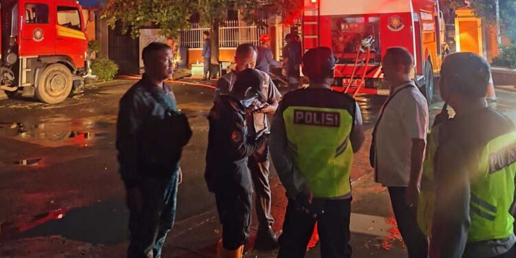 Damkar Kota Semarang berusaha memadamkan kebakaran SMKN 5 Semarang, Kecamatan Semarang Timur, Kota Semarang, Kamis (2/4) malam.