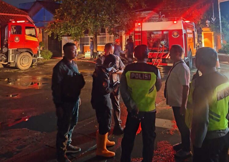 Damkar Kota Semarang berusaha memadamkan kebakaran SMKN 5 Semarang, Kecamatan Semarang Timur, Kota Semarang, Kamis (2/4) malam.