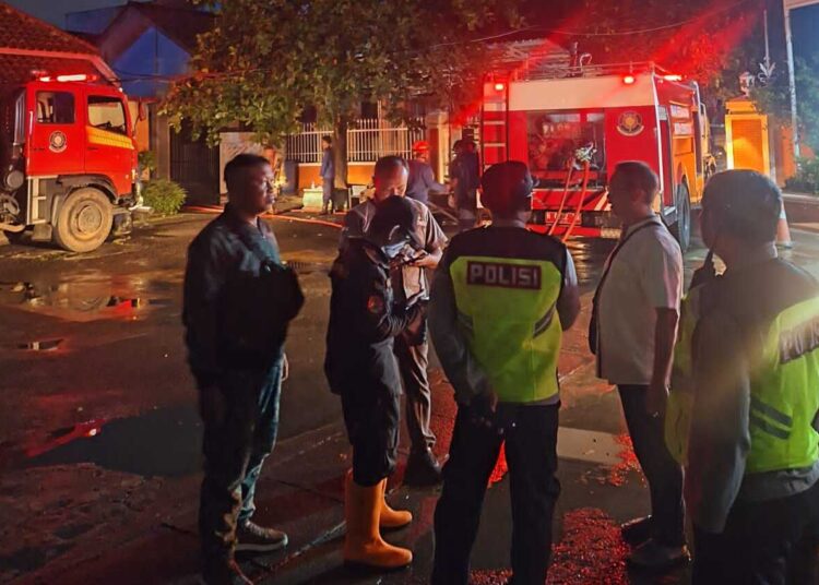Damkar Kota Semarang berusaha memadamkan kebakaran SMKN 5 Semarang, Kecamatan Semarang Timur, Kota Semarang, Kamis (2/4) malam.