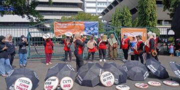 Serikat Pekerja Rumah Tangga (SPRT) Merdeka Semarang saat menggelar unjuk rasa di depan Kantor Gubernur Jateng beberapa waktu yang lalu. Foto: Rizky / Lingkar