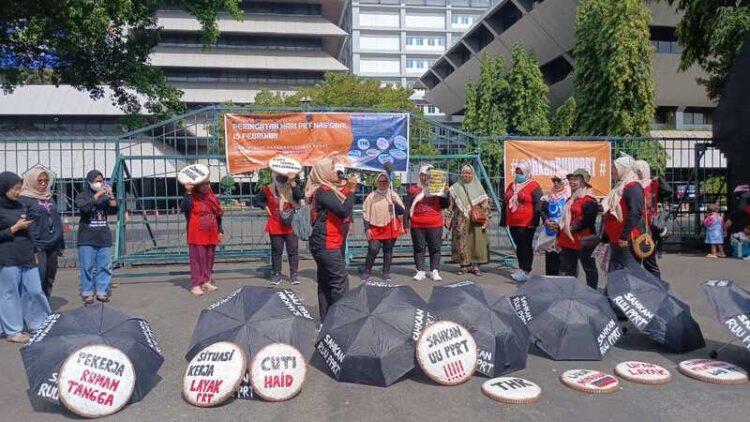 Serikat Pekerja Rumah Tangga (SPRT) Merdeka Semarang saat menggelar unjuk rasa di depan Kantor Gubernur Jateng beberapa waktu yang lalu. Foto: Rizky / Lingkar