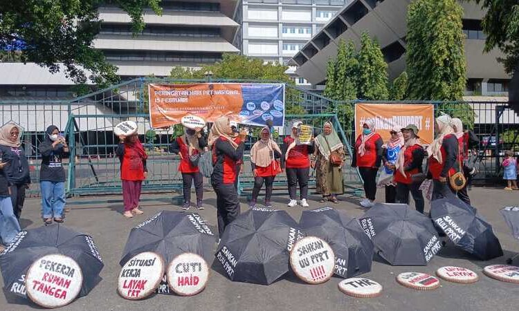 UU PPRT Resmi Disahkan, SPRT Semarang Akhirnya Bernafas Lega 25 Serikat Pekerja Rumah Tangga (SPRT) Merdeka Semarang saat menggelar unjuk rasa di depan Kantor Gubernur Jateng beberapa waktu yang lalu. Foto: Rizky / Lingkar