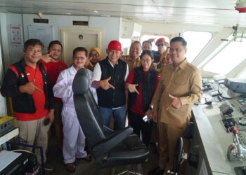 Bupati Jepara, Witiarso Utomo (Mas Wiwit) saat mengunjungi Kapal Rumah Sakit Apung Laksamana Malahayati. Foto : Tomi Budianto/ Lingkar