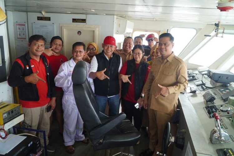 Bupati Jepara, Witiarso Utomo (Mas Wiwit) saat mengunjungi Kapal Rumah Sakit Apung Laksamana Malahayati. Foto : Tomi Budianto/ Lingkar