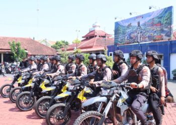 Tingkatkan Kemampuan Personel, Polres Jepara Gelar Latihan Pengamanan Intensif 25 Polres Jepara saat menggelar latihan kesiapan satuan yang digelar di halaman Mapolres Jepara, pada Selasa (14/4/2026). Foto : Tomi Budianto / Lingkar