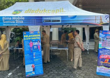 Disdukcapil Jepara buka layanan jemput bola berupa aktivasi Identitas Kependudukan Digital (IKD) sekaligus pembaruan data warga, di Halaman Setda Jepara, pada Senin (20/4/2026). Foto : Tomi Budianto/Lingkar