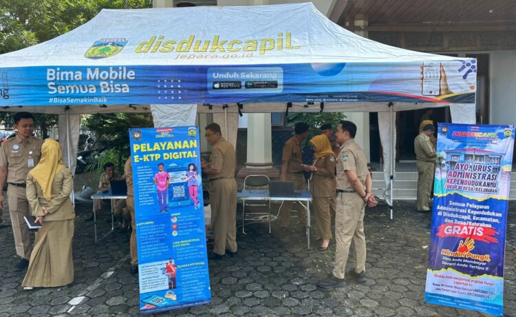 Disdukcapil Jepara buka layanan jemput bola berupa aktivasi Identitas Kependudukan Digital (IKD) sekaligus pembaruan data warga, di Halaman Setda Jepara, pada Senin (20/4/2026). Foto : Tomi Budianto/Lingkar