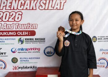 Pesilat kecil Wingga Abigail Chavali Megaz menunjukkan medali perunggu yang diraihnya usai mengikuti kompetisi Bupati Cup 2026 di Jepara. Foto : Dok. Pribadi Wingga/Lingkar