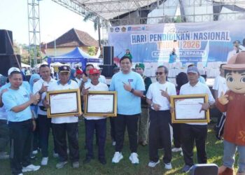 Wakil Bupati Jepara M. Ibnu Hajar (Gus Hajar) saat menandatangani piagam komitmen bersama program Desa Cantik. Foto : Tomi Budianto/Lingkar