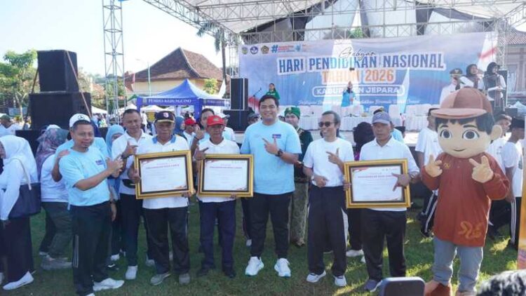 Wakil Bupati Jepara M. Ibnu Hajar (Gus Hajar) saat menandatangani piagam komitmen bersama program Desa Cantik. Foto : Tomi Budianto/Lingkar