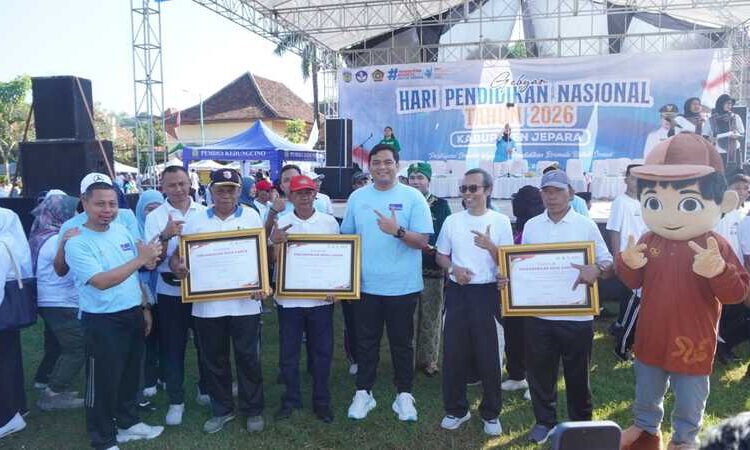 Wakil Bupati Jepara M. Ibnu Hajar (Gus Hajar) saat menandatangani piagam komitmen bersama program Desa Cantik. Foto : Tomi Budianto/Lingkar