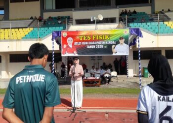 Bupati Kendal, Dyah Kartika Permanasari, membuka kegiatan tes fisik atlet KONI sebelum menghadapi Porprov Jateng di Stadion Utama Kebondalem Kendal, Sabtu 26 April 2026. (Anik Kustiani/Lingkarjateng.id)
