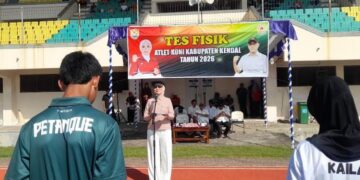 Bupati Kendal, Dyah Kartika Permanasari, membuka kegiatan tes fisik atlet KONI sebelum menghadapi Porprov Jateng di Stadion Utama Kebondalem Kendal, Sabtu 26 April 2026. (Anik Kustiani/Lingkarjateng.id)