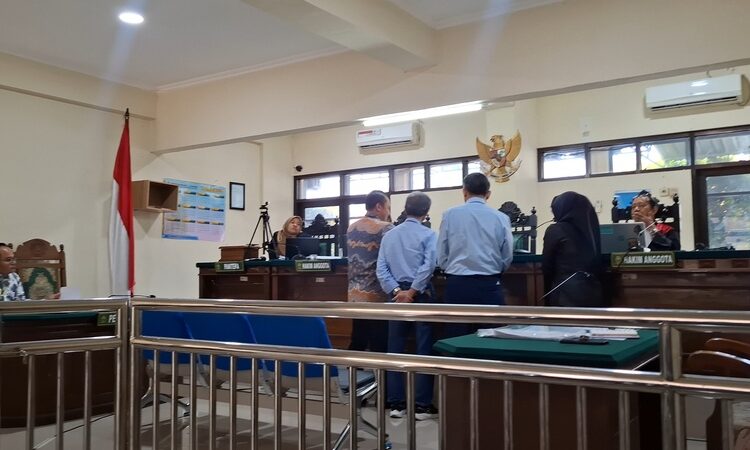 Saksi Independen Gagal Dihadirkan, Sidang Sengketa Tanah di PN Semarang Ditunda Pekan Depan 25 Suasana sidang sengketa tanah antara Sulistyowati dan PT. Teguh Karya di Pengadilan Negeri Semarang, pada Kamis (2/4). Foto : Syahril Muadz / Lingkar