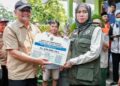 Gubernur Jateng Tinjau Warga Terdampak Banjir Demak, Minta Kebutuhan Warga Diprioritaskan 34 Gubernur Jawa Tengah Ahmad Luthfi menyerahkan bantuan korban banjir secara simbolis kepada Bupati Demak pada Jumat, 3 April 2024. (Humas Pemprov Jateng)