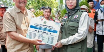 Gubernur Jateng Tinjau Warga Terdampak Banjir Demak, Minta Kebutuhan Warga Diprioritaskan 1 Gubernur Jawa Tengah Ahmad Luthfi menyerahkan bantuan korban banjir secara simbolis kepada Bupati Demak pada Jumat, 3 April 2024. (Humas Pemprov Jateng)