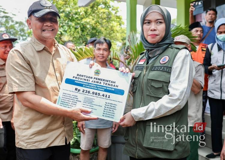 Gubernur Jateng Tinjau Warga Terdampak Banjir Demak, Minta Kebutuhan Warga Diprioritaskan 25 Gubernur Jawa Tengah Ahmad Luthfi menyerahkan bantuan korban banjir secara simbolis kepada Bupati Demak pada Jumat, 3 April 2024. (Humas Pemprov Jateng)
