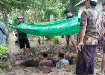 Prosesi pemakaman bocah hanyut di Dukuh Solowire, Desa Trimulyo, Kecamatan Guntur, Kabupaten Demak pada Sabtu, 4 April 2026. (Komandan Koramil Guntur)