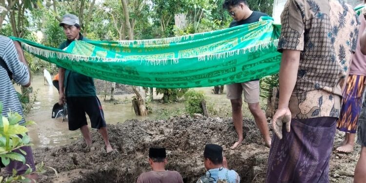 Prosesi pemakaman bocah hanyut di Dukuh Solowire, Desa Trimulyo, Kecamatan Guntur, Kabupaten Demak pada Sabtu, 4 April 2026. (Komandan Koramil Guntur)