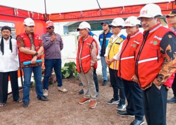 KUNJUNGAN KERJA : Anggota Komisi V DPR RI Fadholi (tiga kanan), bersama Wali Kota Salatiga Robby Hernawan (kanan), dan Bupati Semarang Ngesti Nugraha (dua kanan) meninjau proses pembangunan Exit Tol Pattimura Salatiga, Sabtu, 18 April 2026. (dok for Lingkarjateng.id)