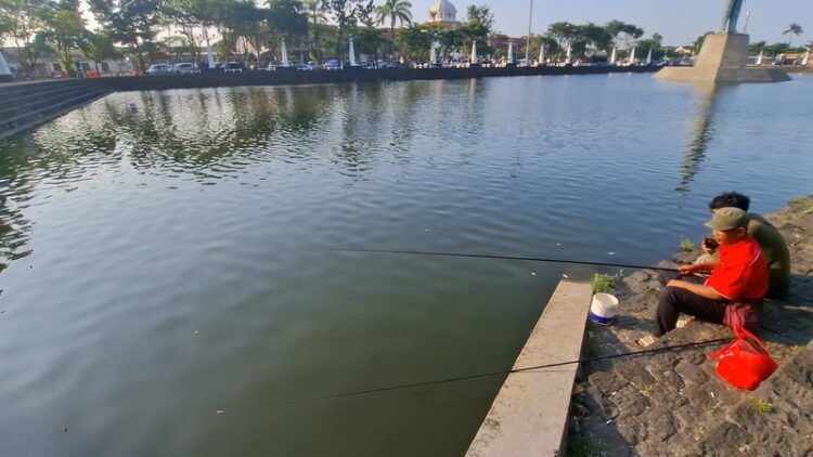 Salah seorang pemancing di area Polder Tawang Kota Semarang, Senin (20/4). Foto : Syahril Muadz/Lingkar