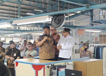 Menteri PPN/Kepala Bappenas saat meninjau produk garmen didampingi Bupati Semarang, di PT ISG Bawen, Kabupaten Semarang. Foto : Hesty Imaniar/Lingkar