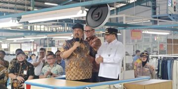 Menteri PPN/Kepala Bappenas saat meninjau produk garmen didampingi Bupati Semarang, di PT ISG Bawen, Kabupaten Semarang. Foto : Hesty Imaniar/Lingkar