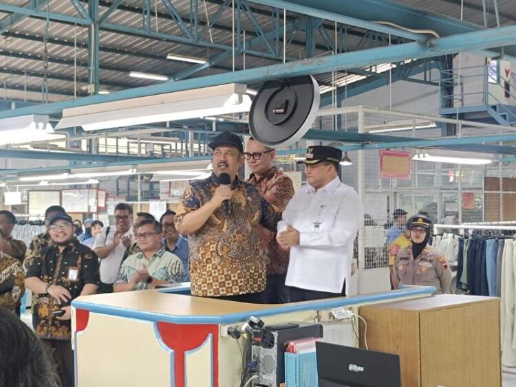 Menteri PPN/Kepala Bappenas saat meninjau produk garmen didampingi Bupati Semarang, di PT ISG Bawen, Kabupaten Semarang. Foto : Hesty Imaniar/Lingkar