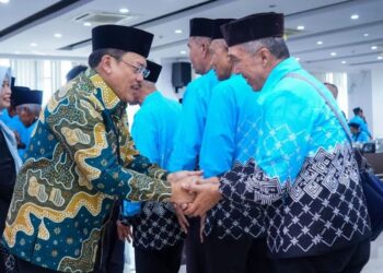 Wali Kota Salatiga Robby Hernawan saat menerima kedatangan para calon jemaah haji pada acara pamitan haji di Aula Kaloka, Kantor Setda Salatiga, Kamis, 23 April 2026. (Prokompim Setda Salatiga/Lingkarjateng.id)