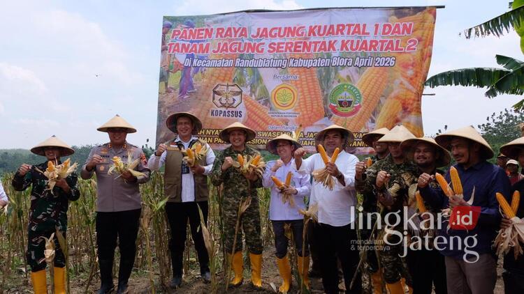 Blora Jadi Pilot Project Nasional Produksi Jagung, Kopassus TNI hingga Kementan Lakukan Ini 25 Panglima Kopassus, Kementan, Dirut Perum Bulog hingga Bupati Blora, lakukan panen dan tanam jagung secara simbolis di Desa Kutukan, Kecamatan Randublatung, Kabupaten Blora, Jawa Tengah, Jumat (3/4/2026). Foto : Dok.Pemkab Blora