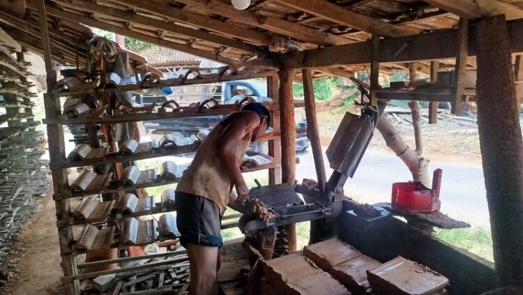 Produksi Genteng di Blora Meningkat 70 Persen, Imbas Program Gentengisasi 25 Salah seorang pengrajin genteng di Blora tengah memproduksi usahanya, Selasa, 7 April 2026. Foto : Hanafi/Lingkar