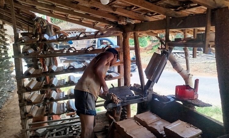 Produksi Genteng di Blora Meningkat 70 Persen, Imbas Program Gentengisasi 25 Salah seorang pengrajin genteng di Blora tengah memproduksi usahanya, Selasa, 7 April 2026. Foto : Hanafi/Lingkar