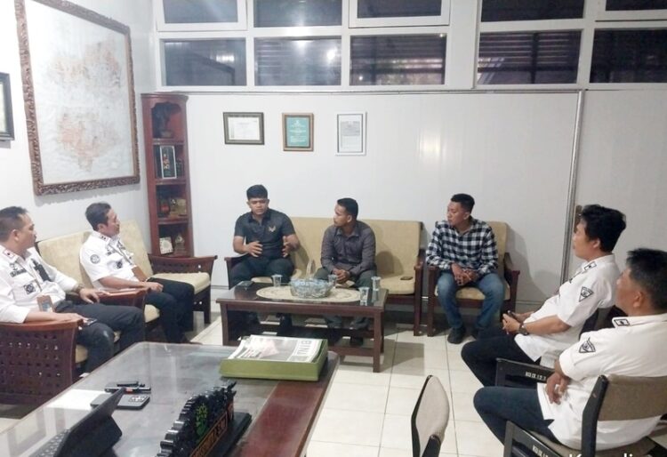 Rombongan Kapten Hotmartua Tarihoran dan diterima langsung oleh Administratur/KKPH Randublatung Herry Merkussiyanto Putro bersama jajaran di ruang kerjanya, Rabu (8/4). Foto : Hanafi/Lingkar