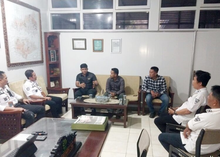 Rombongan Kapten Hotmartua Tarihoran dan diterima langsung oleh Administratur/KKPH Randublatung Herry Merkussiyanto Putro bersama jajaran di ruang kerjanya, Rabu (8/4). Foto : Hanafi/Lingkar