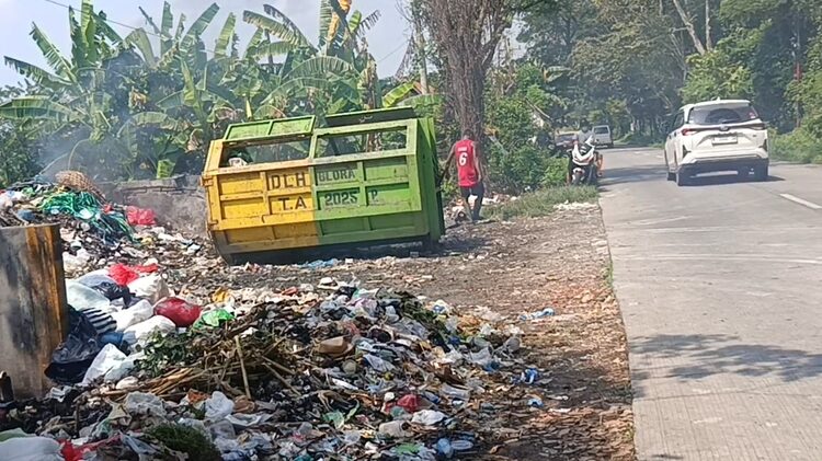 Kondisi tempat pembuangan sampah yang berada dijalan Randublatung - Blora sudah overload dan timbulkan bau tak sedap. Foto : Hanafi/Lingkar
