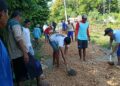 Geram Tak Kunjung Ditangani, Warga Blora Iuran Perbaiki Jalan Rusak 34 Warga Dukuh Grogol, Desa Sumberejo, Kecamatan Randublatung, Kabupaten Blora gotong royong lakukan perbaikan pada Rabu (15/4). Foto : Hanafi / Lingkar