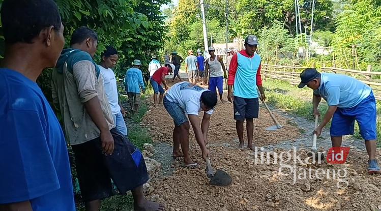 Geram Tak Kunjung Ditangani, Warga Blora Iuran Perbaiki Jalan Rusak 25 Warga Dukuh Grogol, Desa Sumberejo, Kecamatan Randublatung, Kabupaten Blora gotong royong lakukan perbaikan pada Rabu (15/4). Foto : Hanafi / Lingkar