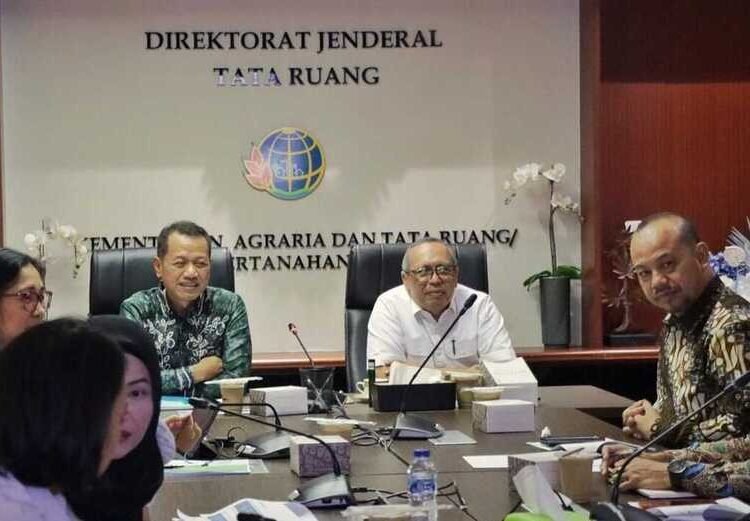 Bupati Kudus Sam’ani Intakoris beraudiensi dengan Dirjen Tata Ruang Kementerian Agraria dan Tata Ruang/BPN. Foto : Dok.Diskominfo Kudus/Lingkar