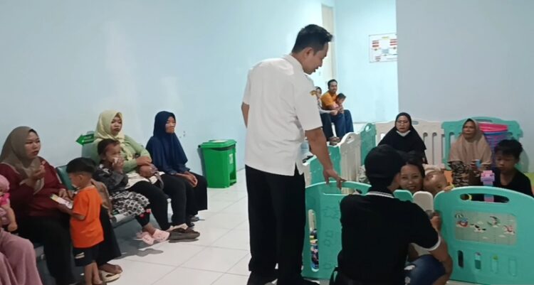 Poli Anak di RS Samin Surosentiko Randublatung dipenuhi pasien anak-anak dan bayi akibat cuaca ekstrem yang terjadi belakangan ini. Foto : Hanafi/Lingkar
