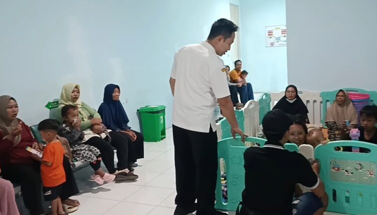 Poli Anak di RS Samin Surosentiko Randublatung dipenuhi pasien anak-anak dan bayi akibat cuaca ekstrem yang terjadi belakangan ini. Foto : Hanafi/Lingkar