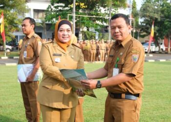 Pj Sekda Batang, Sri Purwaningsih, menyerahkan SK kenaikan pangkat kepada ASN dalam apel pagi di Halaman Pendopo Kabupaten Batang, Selasa, 7 April 2026. (Humas Pemkab Batang/Lingkarjateng.id)